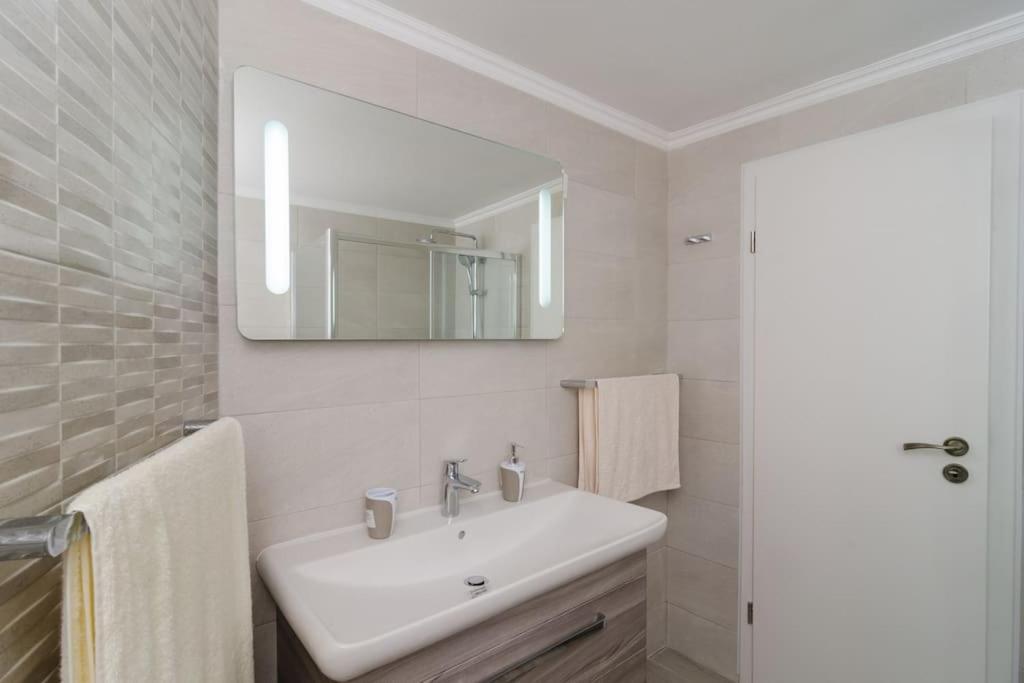 Sea View Apartment 10 Minutes Walk From Old City Dubrovnik Kültér fotó